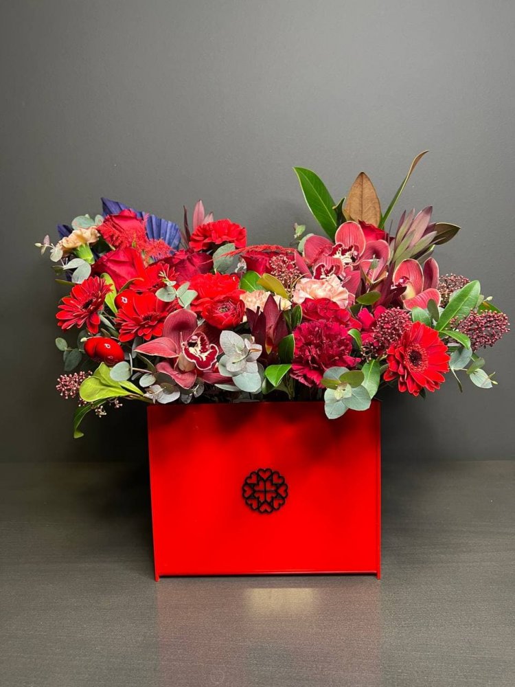 E-shop Kvetinový box - výber floristu, červený