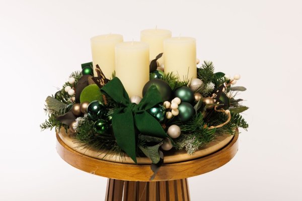 krásny zelený adventný veniec s pútavými detailmi ako sú zelené mašle