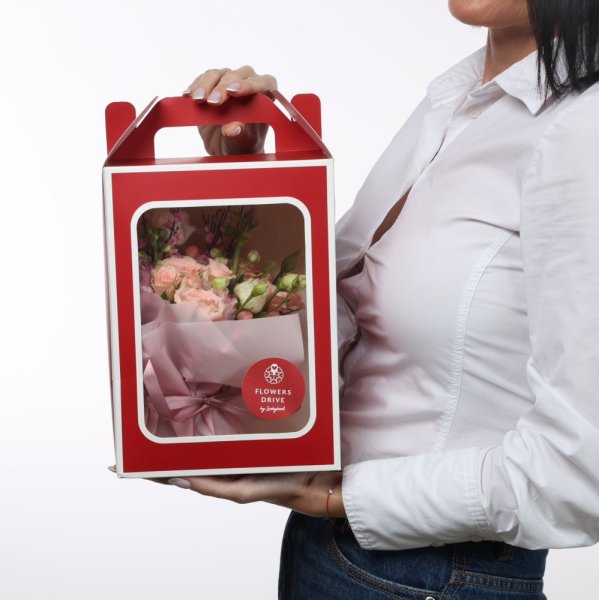 Ružové voňavé ruže a jemnučká eustoma sa v tomto aranžmáne skvelo dopĺňajú.