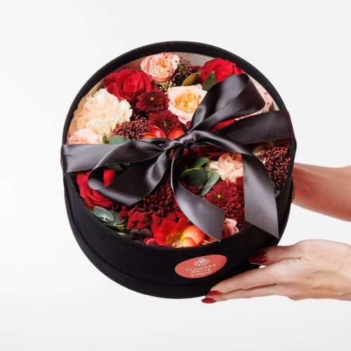 Krásny elegantný kvetinový darček, v podobe boxu previazaného čiernou saténovou stuhou, očarí každého kto ho dostane.