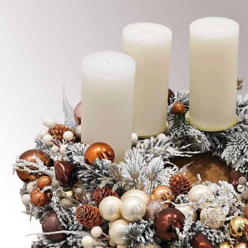 medeno zlatý luxusný adventný veniec s lesklými vianočnými ozdobami a bielymi veľkými sviecami