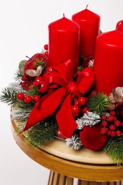 veniec obsahuje krásne vianočné ozdoby ako zamatovú mašľu a vianočné guľky