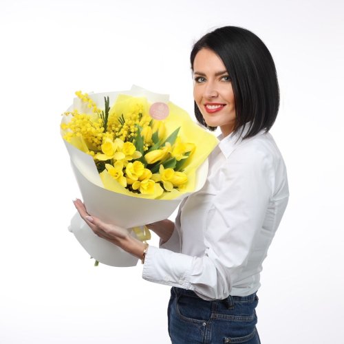 Krásna jarná kytica zo žiarivo žltých tulipánov a narcisov doplnená voňavou mimózou.