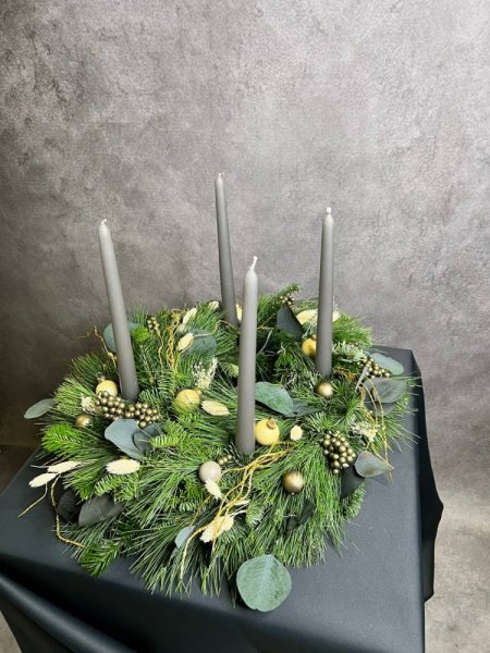 adventný veniec v prírodnom štýle s eukalyptom 