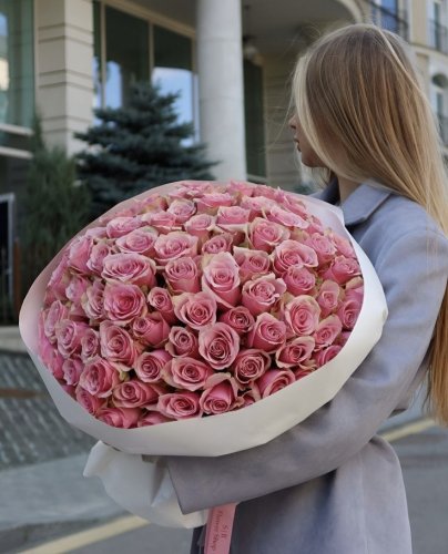 Kytica zo 100 ružových ruží