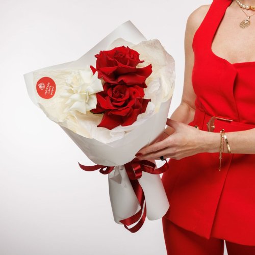 Bieločervená kombinácia prekrásnych francúzskych ruží vyjadrí vaše city. Kytica je ideálnou voľbou na Valentín. Bieločervená kombinácia prekrásnych francúzskych ruží vyjadrí vaše city. Kytica je ideálnou voľbou na Valentín.