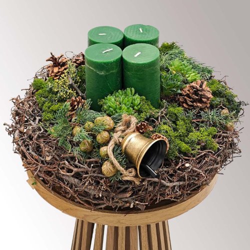 prírodný exkluzívny veniec zo živej čečiny na prútenom základe so zelenými sviecami a zlatým zvončekom