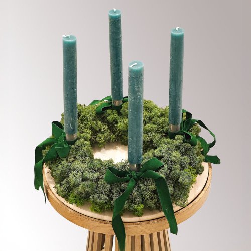 ručne vyrábaný machový prírodný adventný veniec so zelenými sviečkami a zamatovými zelenými mašličkami