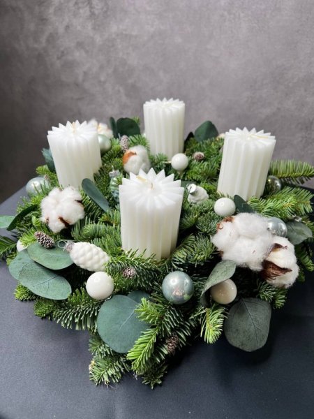 prírodný veniec zo živej čečiny s bavlníkom a bielymi sviecami 
