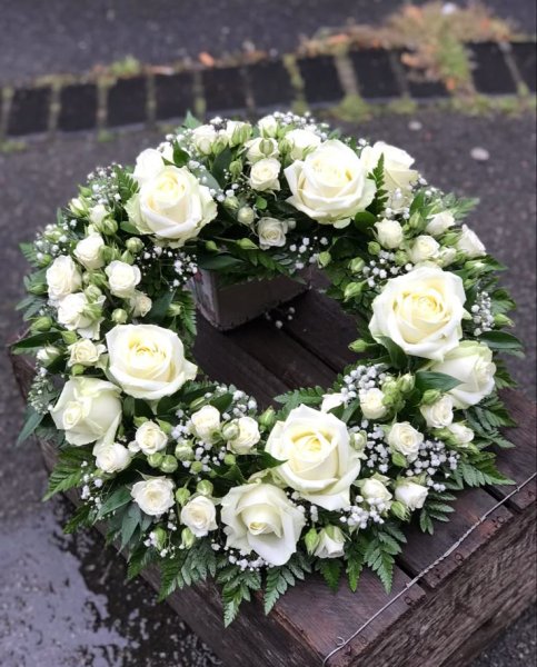 Smútočný veniec v bielych odtieňoch