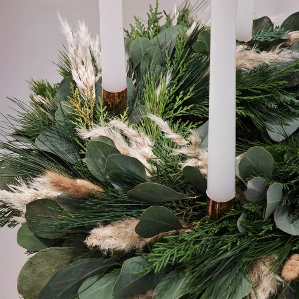 prírodný adventný veniec so živou čečinou, eukalyptom a sušenými kvetmi