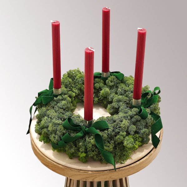 ručne vyrábaný machový prírodný adventný veniec s červenými sviečkami a zamatovými zelenými mašličkami