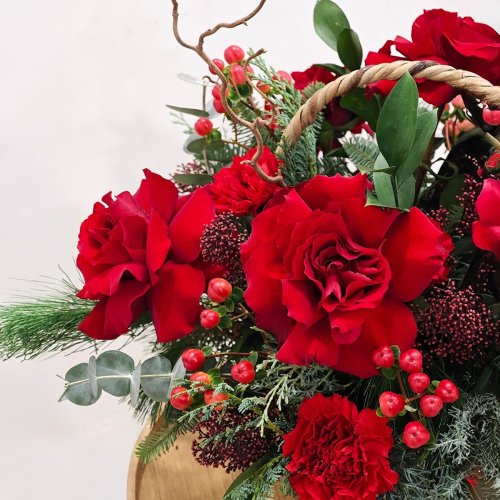 červený smútočný košík