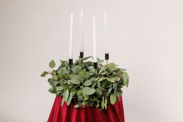 adventný veniec v prírodnom štýle s eukalyptom a bielymi sviečkami