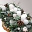 prírodný adventný veniec so živou čečinou a nižšími bielymi sviecami, podlhovastý elegantný tvar