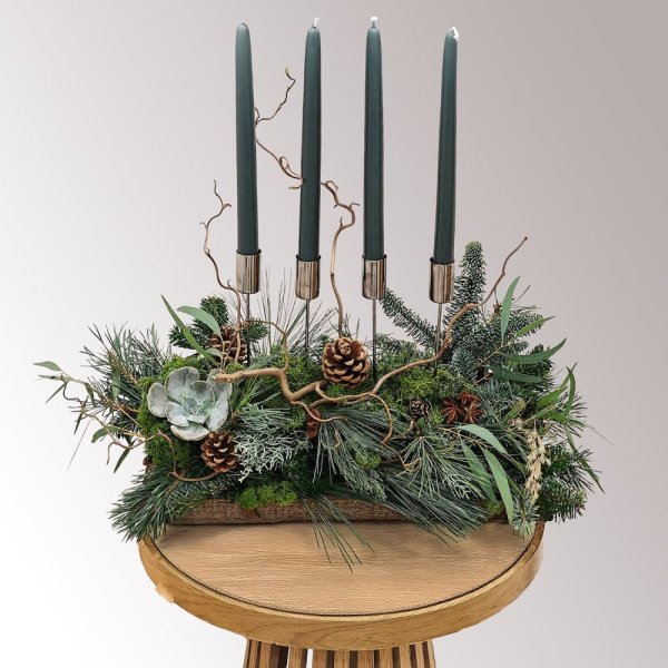 prírodný adventný veniec s vetvičkami a živou čečinou a skalnou ružou