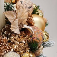 veľký luxusný adventný veniec s trblietavými vianočnými ozdobami v zlatej farbe a krásnymi ligotavými bielymi sviecami