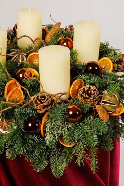 prírodný adventný veniec so sušeným pomarančom, vetvičkami a živou čečinou