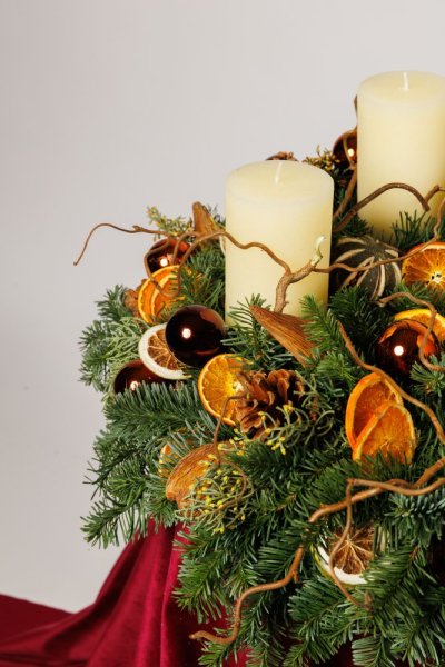 prírodný adventný veniec so sušeným pomarančom, vetvičkami a živou čečinou