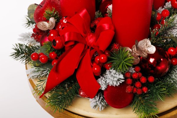veniec obsahuje krásne vianočné ozdoby ako zamatovú mašľu a vianočné guľky