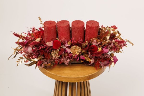 podlhovastý tvar venca pôsobí veľmi elegantne, skrášli každý sviatočný stôl