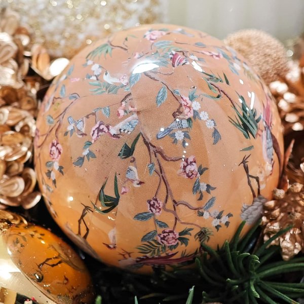 veľký luxusný adventný veniec s trblietavými vianočnými ozdobami v zlatej farbe a krásnymi ligotavými bielymi sviecami