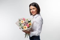 Miešaná kytica s krémovými gerberami, ružovými ružami a bielymi kvetmi matthioly.
