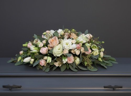 Smútočný aranžmán na truhlu - pastelový