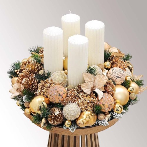 veľký luxusný adventný veniec s trblietavými vianočnými ozdobami v zlatej farbe a krásnymi ligotavými bielymi sviecami
