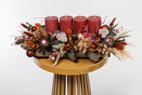 prírodný boho adventný veniec v zemitých odtieňoch, podlhovastý tvar aranžmánu pôsobí veľmi elegantne