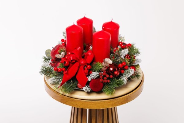 krásny červený adventný veniec s čečinou, červenou mašľou a červenými sviečkami