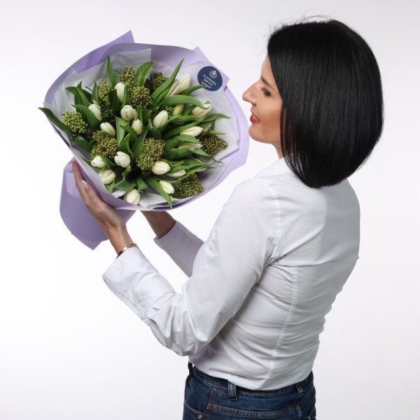 Kytica je doplnená o pastelovo fialový dekoračný papier.