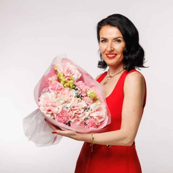 Kytica je doplnená o bledo ružový dekoračný papier.