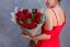 kytica červených ruží s eucalyptom