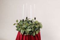 adventný veniec v prírodnom štýle s eukalyptom a bielymi sviečkami
