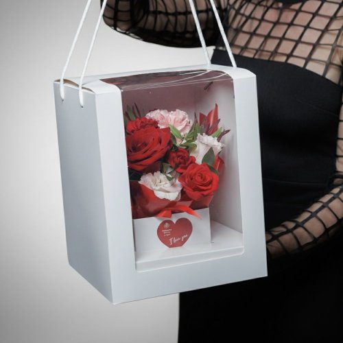 Biely box v ktorom je umiestnený krásny kvetinový aranžmán. Hotový darček s ktorým už nemáte žiadne starosti. Biely box v ktorom je umiestnený krásny kvetinový aranžmán. Hotový darček s ktorým už nemáte žiadne starosti.