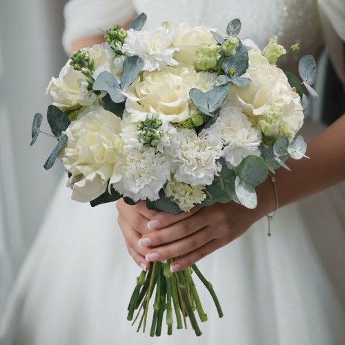 Jemná nádherná svadobná kytica s krásnymi ružami, karafiátmi a mathiolou.