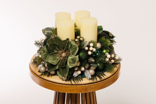 nádherný zelený adventný veniec s krásnymi detailmi
