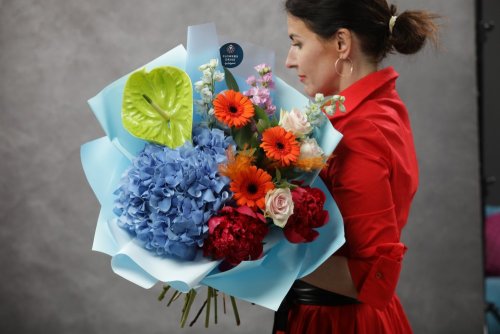 Originálna extravagantná kytica s výraznou modrou hortenziou a zelenou antúriou a sezónnymi kvetmi. Originálna extravagantná kytica s výraznou modrou hortenziou a zelenou antúriou a sezónnymi kvetmi.