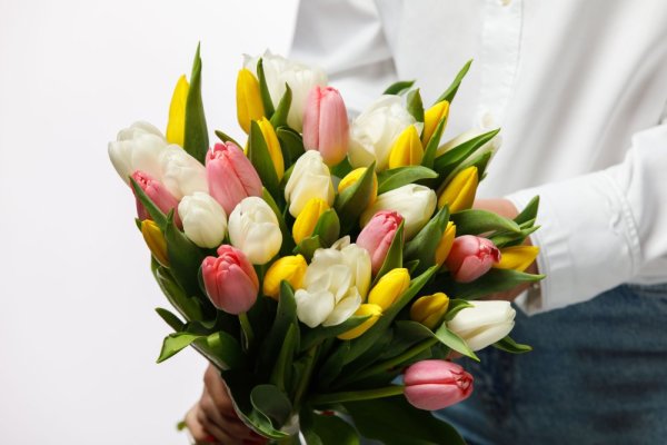 pestrofarebnú jarnú kyticu tulipánov, ktorá je vďaka mixu farieb ideálna na oslavu narodenín alebo ako darček pre radosť