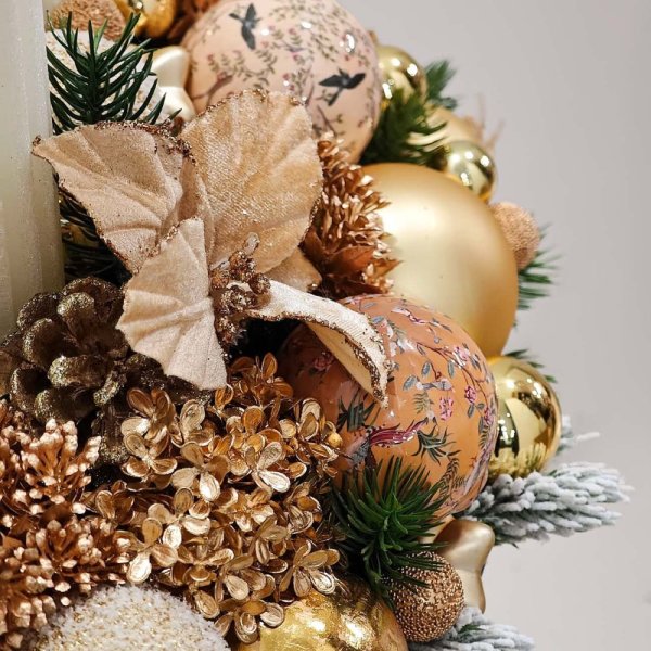 veľký luxusný adventný veniec s trblietavými vianočnými ozdobami v zlatej farbe a krásnymi ligotavými bielymi sviecami