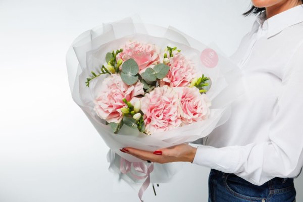 Nechajte sa uniesť vôňou frézií i eukalyptu a krásou bohatých kvetov francúzskych ruží , venujte kyticu, ktorá očarí všetky zmysly.