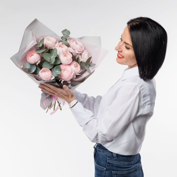 Jemná krásna kytička z ranunculusov.