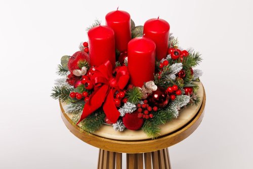 krásny červený adventný veniec s čečinou, červenou mašľou a červenými sviečkami