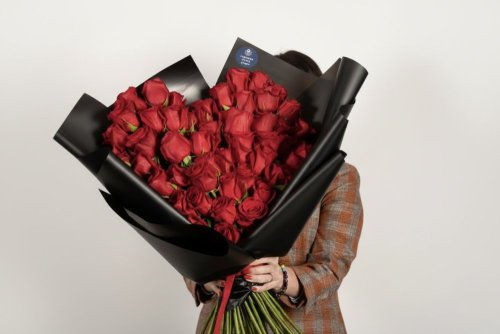 Eleganciu kytice podčiarkuje čierny dekoračný papier.