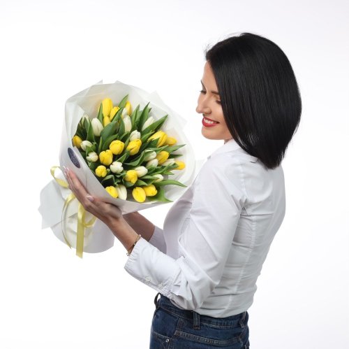 Jemná hravá kytica so žltými a bielymi tulipánmi.