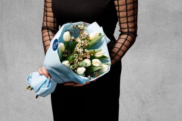 Roztomilá kytička z bielych tulipánov a voňavého waxfloveru.