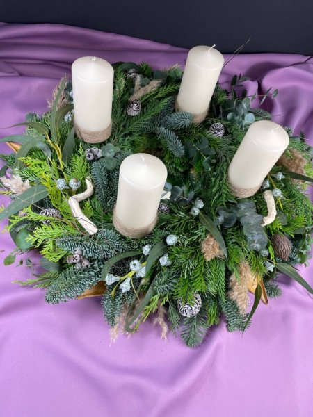 elegantný prírodný veniec s bieleymi sviecami a doplnkami v prírodnom štýle elegantný prírodný veniec s bieleymi sviecami a doplnkami v prírodnom štýle