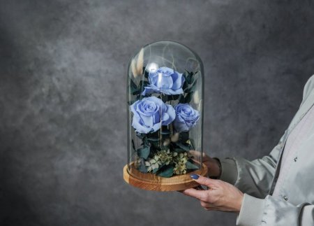 Kúzlo večnej lásky - stabilizované ruže v skle, modré
