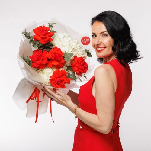 0Darujte na Valentín originálny darček v podobe tejto skvostnej kytice z francúzskych ruží a bielej hortenzie. 